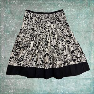 George Skirt Women’s Size 8 A-Line Pleated Floral Black & Off White